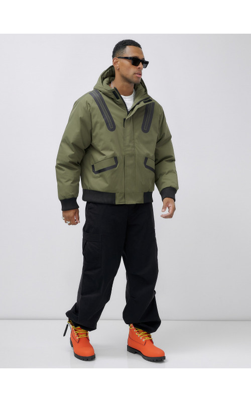 Мужская зимняя куртка с глубоким капюшоном.