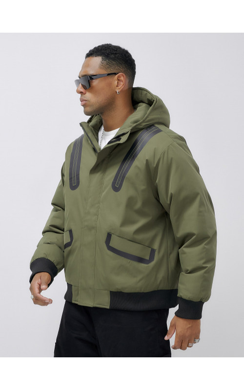 Мужская зимняя куртка с глубоким капюшоном.