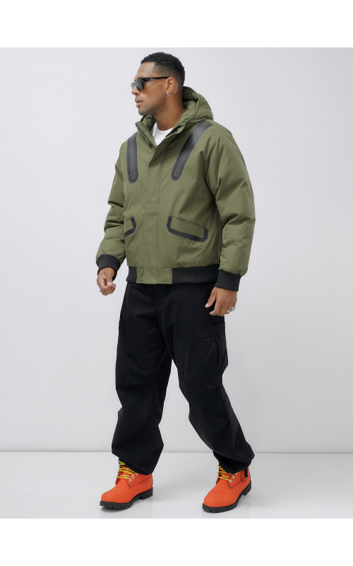 Мужская зимняя куртка с глубоким капюшоном.