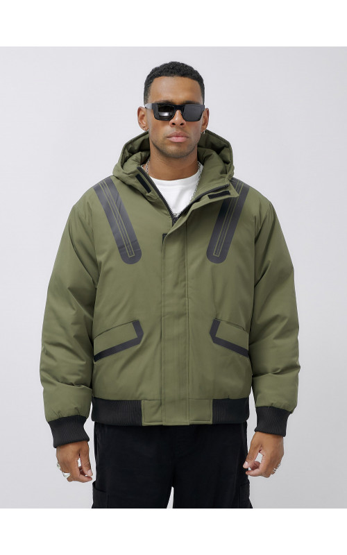 Мужская зимняя куртка с глубоким капюшоном.