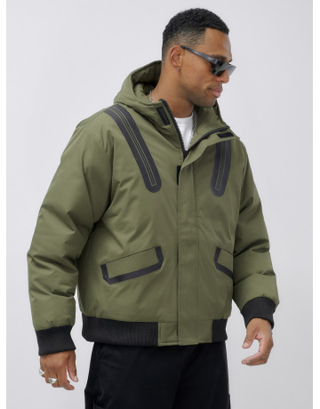 Мужская зимняя куртка с глубоким капюшоном.