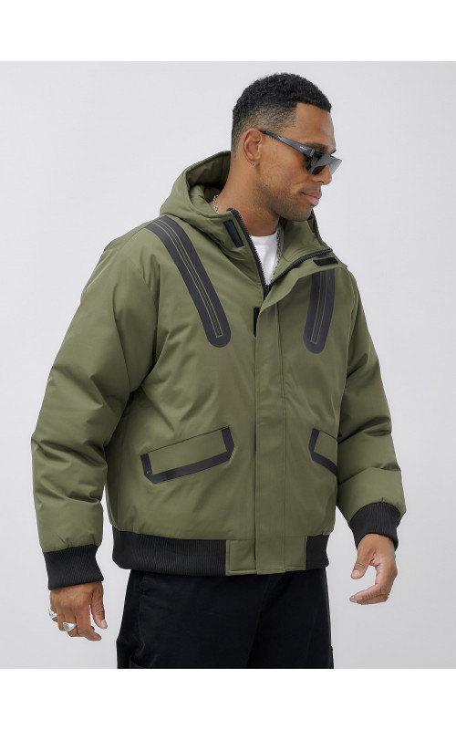 Мужская зимняя куртка с глубоким капюшоном.