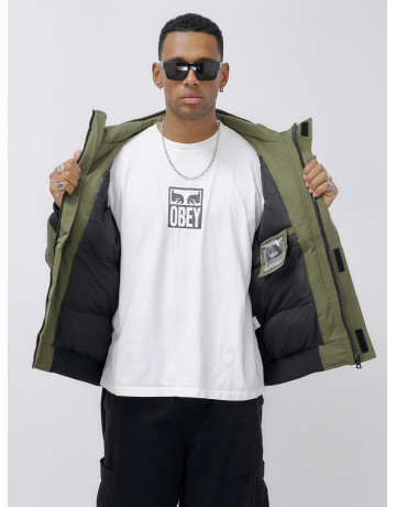 Мужская зимняя куртка с глубоким капюшоном.