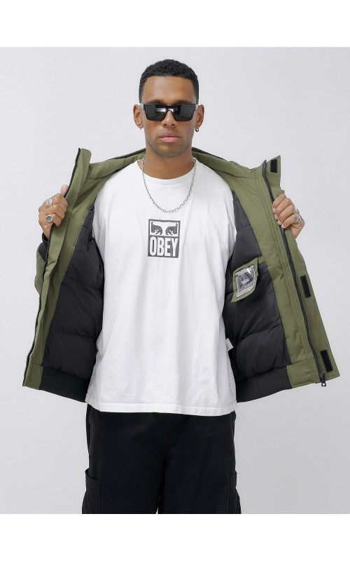 Мужская зимняя куртка с глубоким капюшоном.