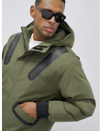 Мужская зимняя куртка с глубоким капюшоном.