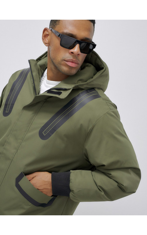 Мужская зимняя куртка с глубоким капюшоном.