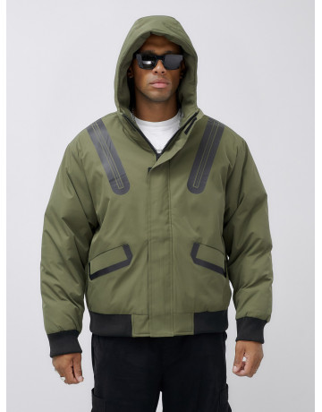 Мужская зимняя куртка с глубоким капюшоном.