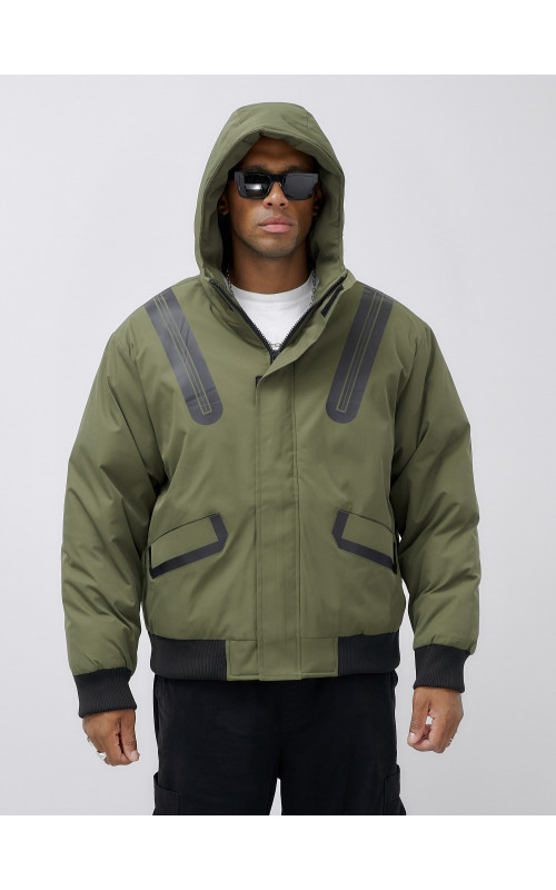 Мужская зимняя куртка с глубоким капюшоном.