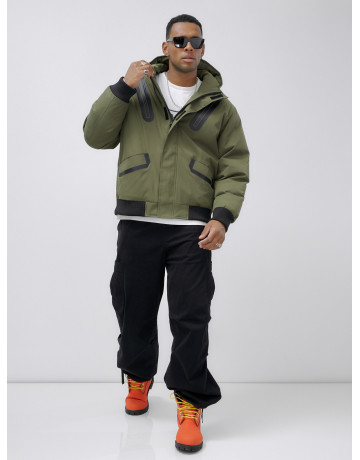 Мужская зимняя куртка с глубоким капюшоном.