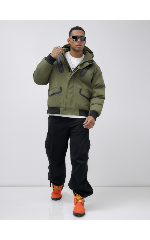 Мужская зимняя куртка с глубоким капюшоном.