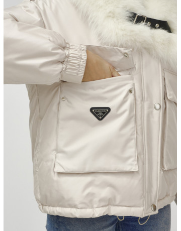 Зимний женский бомбер с меховой опушкой.