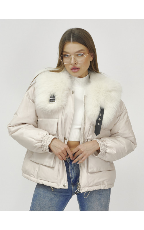 Зимний женский бомбер с меховой опушкой.