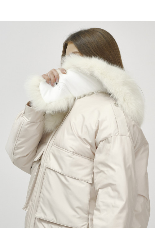 Зимний женский бомбер с меховой опушкой.