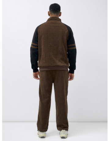 Мужской спортивный костюм для активного образа жизни.