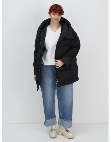 Женский зимний пуховик свободного кроя.