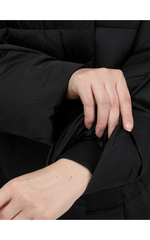 Женский зимний пуховик свободного кроя.