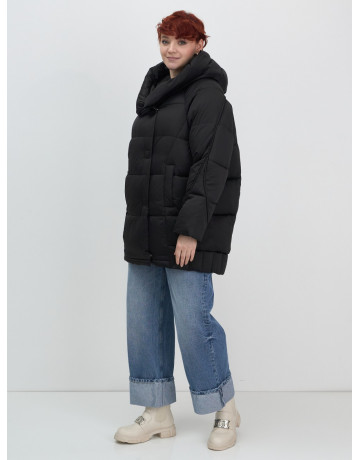 Женский зимний пуховик свободного кроя.