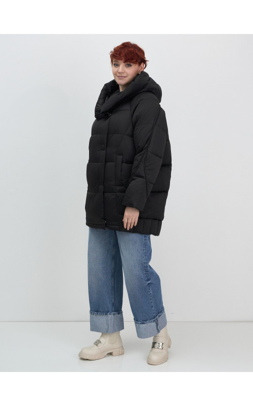 Женский зимний пуховик свободного кроя.