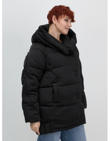 Женский зимний пуховик свободного кроя.