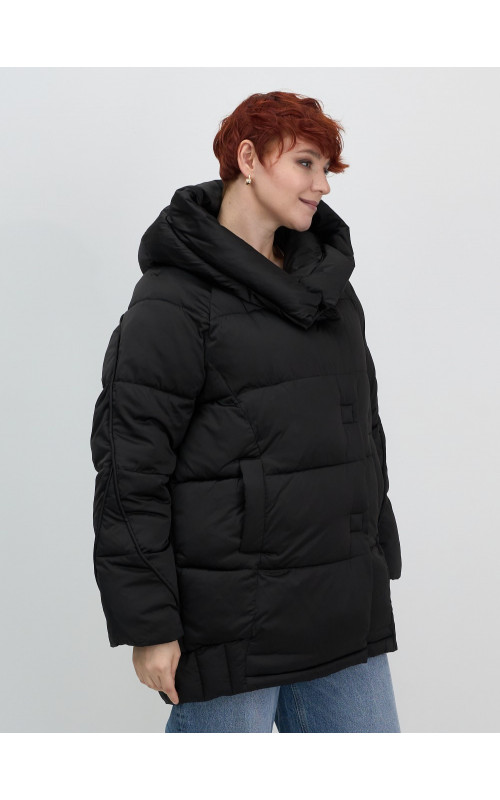 Женский зимний пуховик свободного кроя.