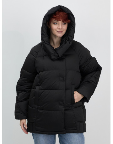 Женский зимний пуховик свободного кроя.