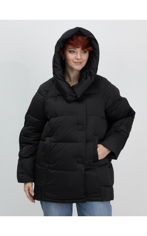 Женский зимний пуховик свободного кроя.