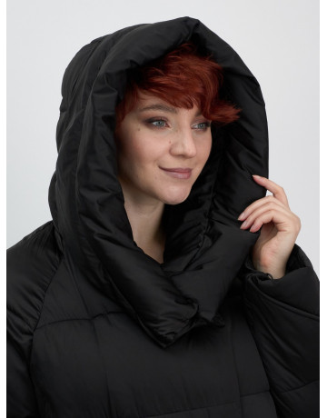 Женский зимний пуховик свободного кроя.