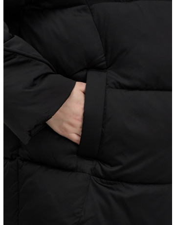 Женский зимний пуховик свободного кроя.