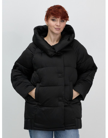 Женский зимний пуховик свободного кроя.