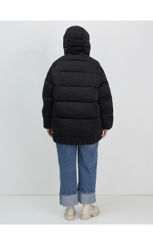 Женский зимний пуховик свободного кроя.