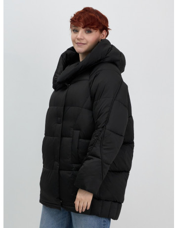 Женский зимний пуховик свободного кроя.