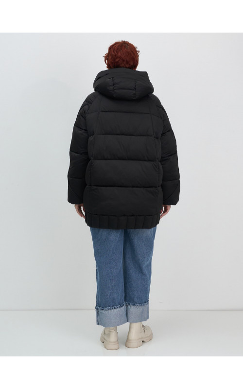 Женский зимний пуховик свободного кроя.