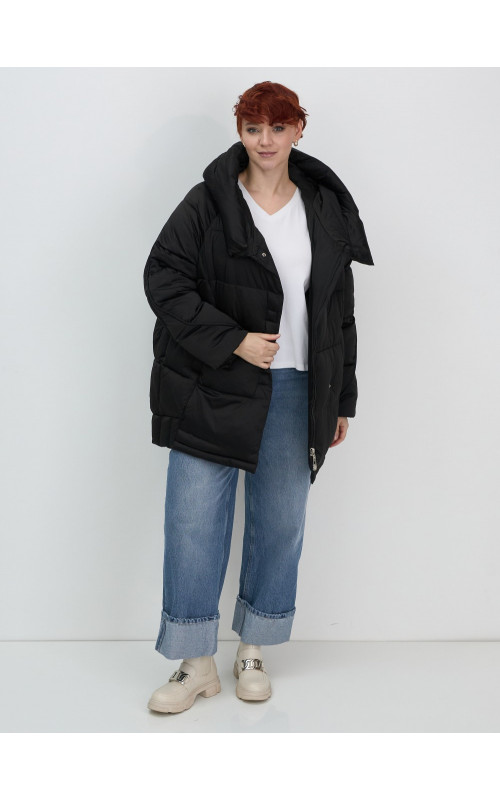 Женский зимний пуховик свободного кроя.