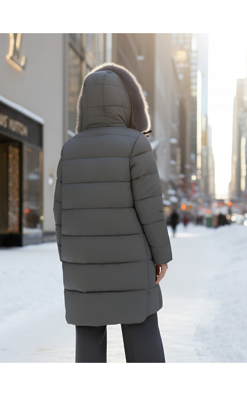 Длинный зимний пуховик с мехом песца.