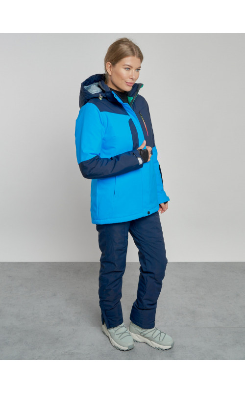 Женский горнолыжный костюм для зимних видов спорта.