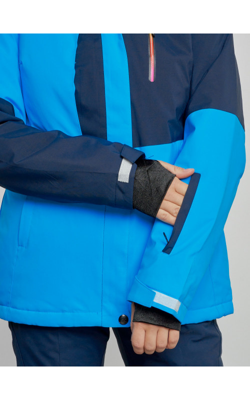 Женский горнолыжный костюм для зимних видов спорта.