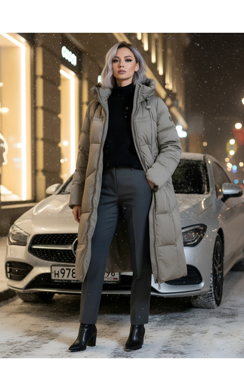 Длинный женский пуховик с капюшоном.