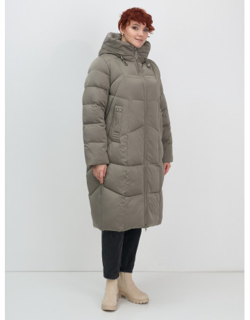 Длинный женский пуховик с капюшоном.