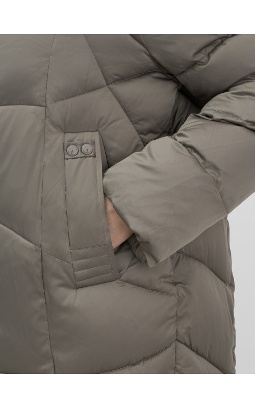 Длинный женский пуховик с капюшоном.