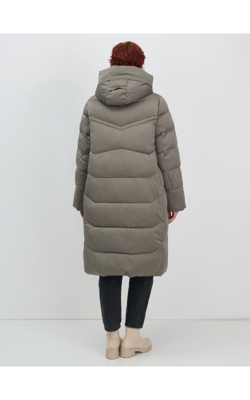 Длинный женский пуховик с капюшоном.