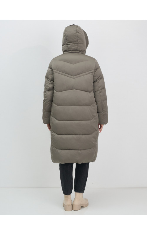 Длинный женский пуховик с капюшоном.