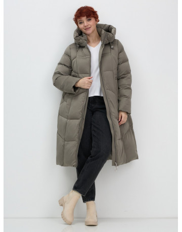 Длинный женский пуховик с капюшоном.
