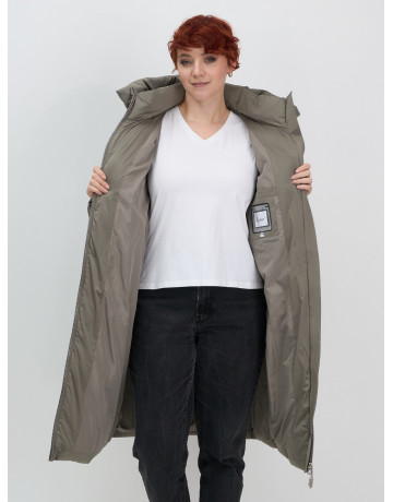 Длинный женский пуховик с капюшоном.