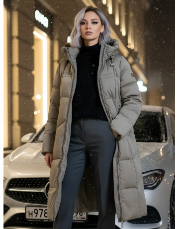Длинный женский пуховик с капюшоном.