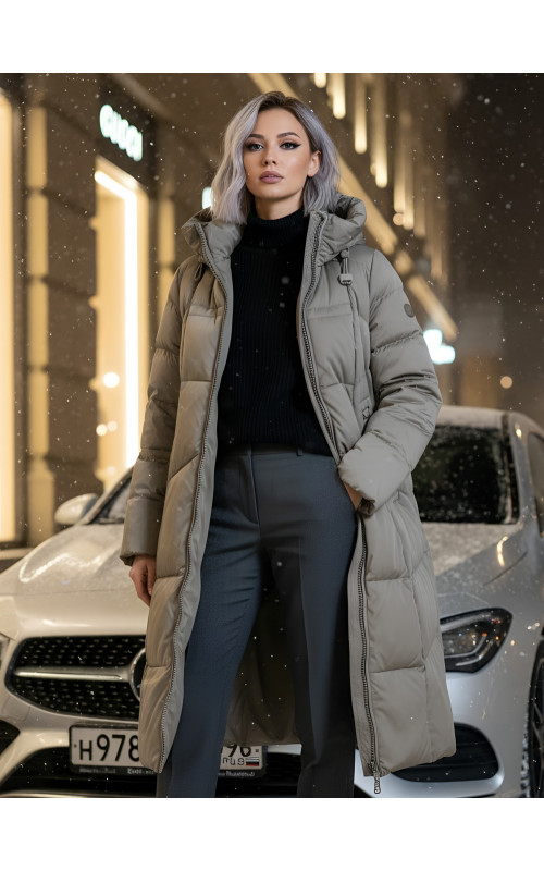 Длинный женский пуховик с капюшоном.