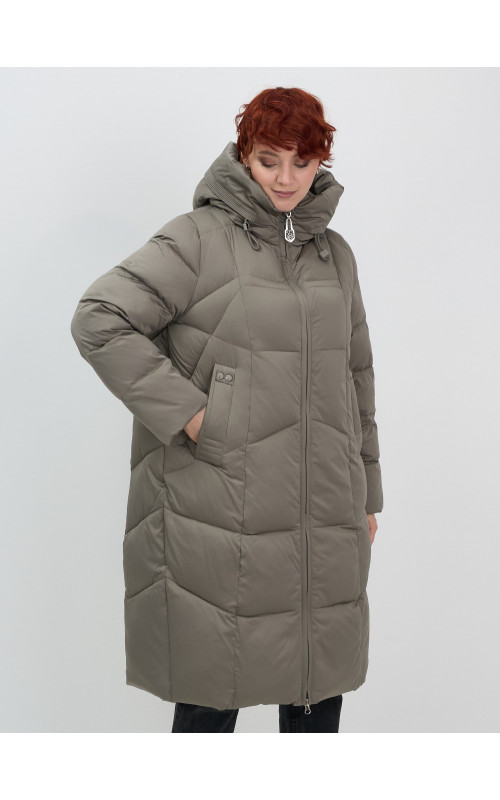 Длинный женский пуховик с капюшоном.