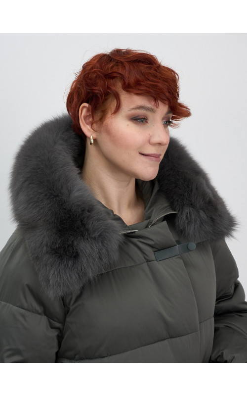 Пуховик с мехом песца, элегантный и стильный, для зимы 2025.