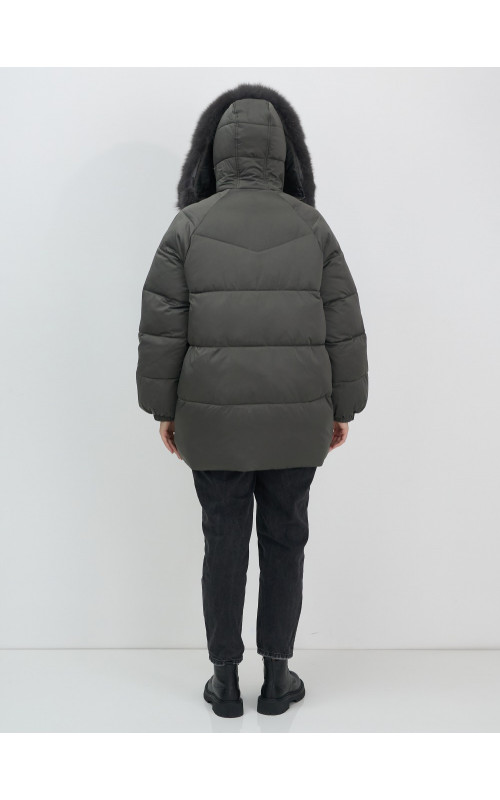 Пуховик с мехом песца, элегантный и стильный, для зимы 2025.