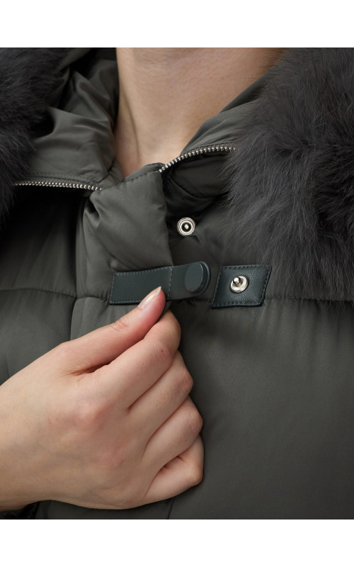 Пуховик с мехом песца, элегантный и стильный, для зимы 2025.