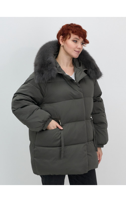 Пуховик с мехом песца, элегантный и стильный, для зимы 2025.